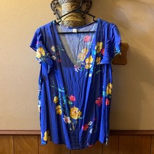 Stunning colors on this old navy top NWT